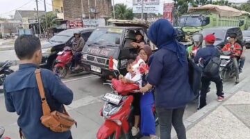 Wartawan AJMI dan PW Pemuda Muslim Sumut Gelorakan Semangat Kemerdekaan Lewat Berbagi Ribuan Bendera Merah Putih Gratis